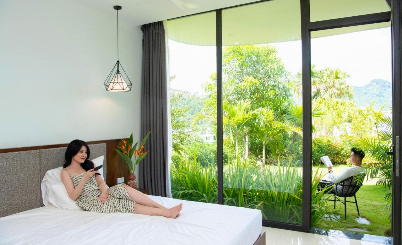 Hệ thống cửa kính trong suốt kết nối con người với thiên nhiên 